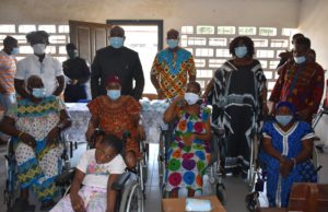 #Marcory La Mairie remet des fauteuils roulants et des cannes anglaises à vingt (20) personnes vulnérables en situation de handicap moteur.