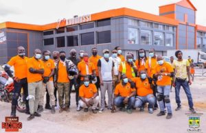 Indépendance Day. KOUMASSI / LA BIKERS FAMILY REND HOMMAGE AU MAIRE CISSÉ BACONGO