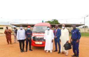 #BONDOUKOU / LA NOUVELLE AMBULANCE DES POMPIERS PRÉSENTÉE AU MAIRE.