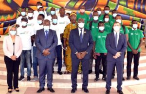 #Cocody Assainissement de l’environnement: Le Maire Jean-Marc YACE signe une convention tripartite pour nettoyer et entretenir la baie de Cocody