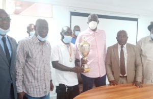 ADJAME: Sport / Football | STAD 2020 • L’équipe SOLO KADER présente sont trophée au Maire