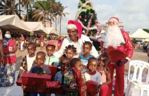 Mairie de Marcory: Arbre de Noël éclaté, 20000 cadeaux pour 20000 enfants
