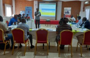 MAIRIE DE SAN PEDRO/ CONSEILLERS , DIRECTEURS ET CHEFS DE SERVICES DE LA MAIRIE A UN ATELIER AUTO- ÉVALUATION