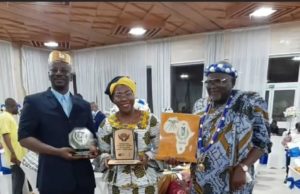Mairie de Koumassi_Officiel: LA COMMUNE DU MAIRE CISSE BACONGO DISTINGUÉE MEILLEURE ARTISANE DE LA SENSIBILISATION À LA NON-VIOLENCE ET DANS LE MILIEU SCOLAIRE À TRAVERS LE CRAPES-PAIX