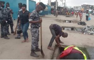Mairie de Koumassi_Officiel: OPÉRATION DE SALUBRITÉ AVEC LA POLICE NATIONALE ET LES ONG AU CAMPEMENT