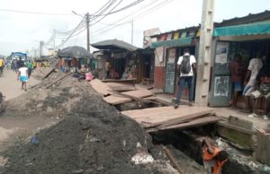 ACTU_KOUMASSI Assainissement TRAVAUX D’ENTRETIEN DES OUVRAGES DE DRAINAGE EN PRÉVISION DES INTEMPÉRIES DE L’ANNÉE 2021 ANNONCÉES PAR LA SODEXAM