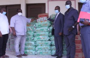 Mairie de Yopougon: L’église Catholique de Yopougon reçoit des vivres au nom du maire de la commune.