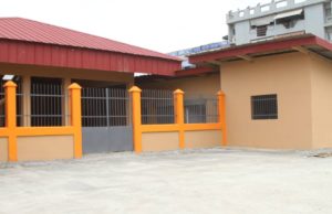 Mairie de Yopougon: Le Marché de vente d’Attiéké, Poissons fumés et viande de Porc de Yopougon est presque en fin de travaux.