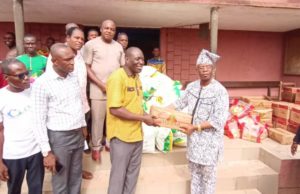 Mairia de San-Pedro: RELIGION / Pâques. FÉLIX ANOBLÉ, AUX CÔTÉS DES FIDÈLES CHRÉTIENS, LES BRAS CHARGÉS DE KITS ALIMENTAIRES.