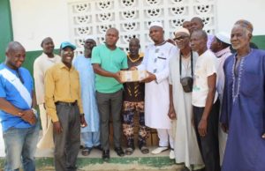 TIASSALE: LE MAIRE FAIT DON DE 32 CARTONS DE SUCRE À LA COMMUNAUTÉ MUSULMANE.