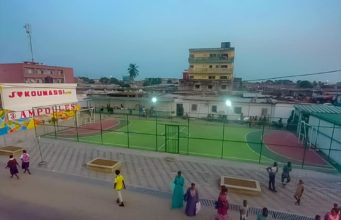 ACTU_KOUMASSI Sport et loisirs. LE MAIRE CISSÉ BACONGO MET À LA DISPOSITION DES POPULATIONS DE 3 AMPOULES UN ESPACE DE DÉTENTE ET DES COMMERCES