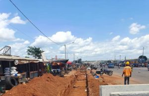 Mairie de Bouaké: Agrandissement de la A3. LA POSE DES CANIVEAUX A DÉMARRÉ