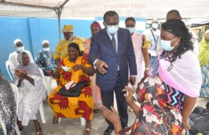 Commune d’Attecoubé: VACCINATION GRATUITE CONTRE LA COVID 19, Le Ministre Paulin Claude DANHO sur le terrain.