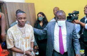 L’ARTISTE SIDIKI DIABATÉ FÉLICITE LE MAIRE CISSÉ BACONGO POUR SON TRAVAIL DE DÉVELOPPEMENT