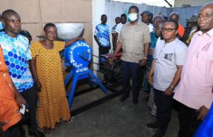 Mairie d’Adiaké: HIEN SIÉ OFFRE UNE BROYEUSE AUX FEMMES D’ADIAHO