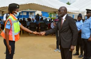 Circulation routière: Le maire Jean-Marc Yacé offre 110 permis de conduire à la brigade spéciale de la police nationale