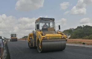 ACTU_COMMUNE: Autoroute Tiebissou-Bouaké LE MAIRE ET LE MINISTRE AMÉDÉ KOUAKOU VISITENT LE CHANTIER