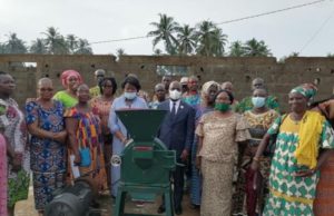 AUTONOMISATION DE LA FEMME. Le Maire Jean Louis Moulot et Mme Laure Gondjout remettent du matériel de travail aux coopératives de femmes de Grand-Bassam.