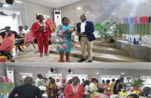 Mairie de Tiassalé: Petite fête pour les mamans et papa de l’hôpital général.