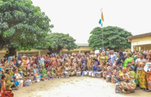 ACTU_KOUMASSI: Fête des mères, OPÉRATION PORTE À PORTE / PRÈS DE 3500 FEMMES REÇOIVENT DES CADEAUX DE LA PART DU MAIRE CISSÉ IBRAHIMA BACONGO