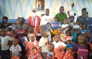Touba: Le maire Doumbia Adama offre un arbre de Noël aux enfants du personnel de la mairie